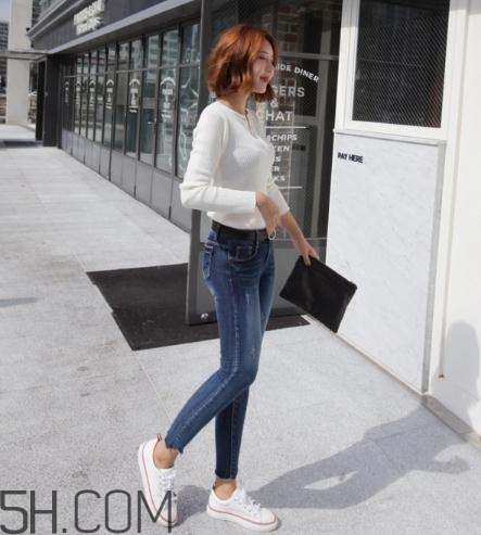 白色毛衣配什么鞋子好看,白色毛衣配什么鞋子