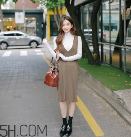 白色毛衣搭配什么裙子好看,白色毛衣搭配什么裙子颜色裙子好看