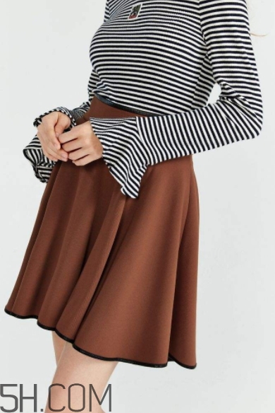 焦糖色裙子配什么袜子好看,焦糖色半身裙配什么袜子