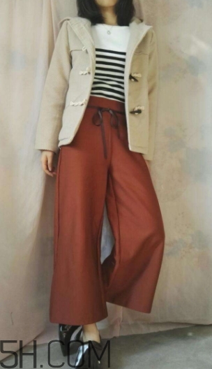 焦糖色裤子配什么颜色外套好看,焦糖色裤子配什么颜色外套好看图片