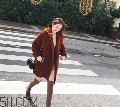 焦糖色风衣配什么颜色好看,焦糖色风衣配什么颜色的内搭好看