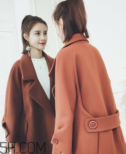 焦糖色风衣配什么颜色围巾好看,焦糖色衣服配什么颜色围巾 焦糖色风衣配什么颜色围巾好看,焦糖色衣服配什么颜色围巾