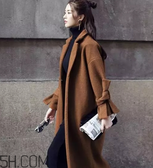 焦糖色大衣配什么颜色毛衣好看,今年流行什么颜色大衣