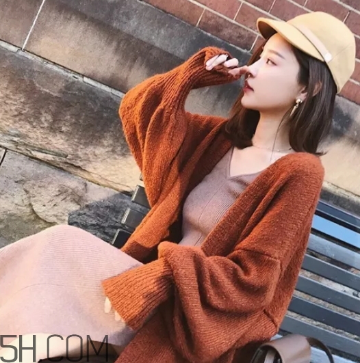 长款毛衣外套内搭什么好看,今年流行的毛衣颜色