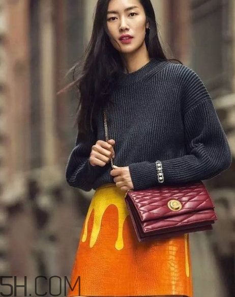 焦糖色适合什么肤色的人穿,焦糖色适合什么肤色穿