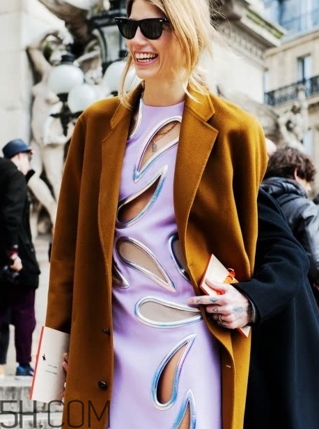 焦糖色是驼色吗,驼色和焦糖色的区别图片