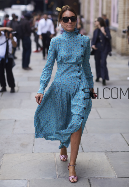 长款碎花连衣裙怎么搭配,碎花连衣裙怎么搭配外套