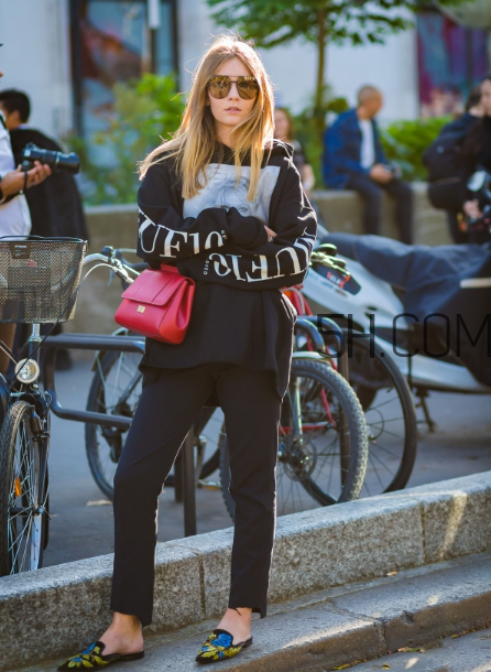 红色包包配什么颜色衣服好看,红色包包配什么颜色衣服好看图片