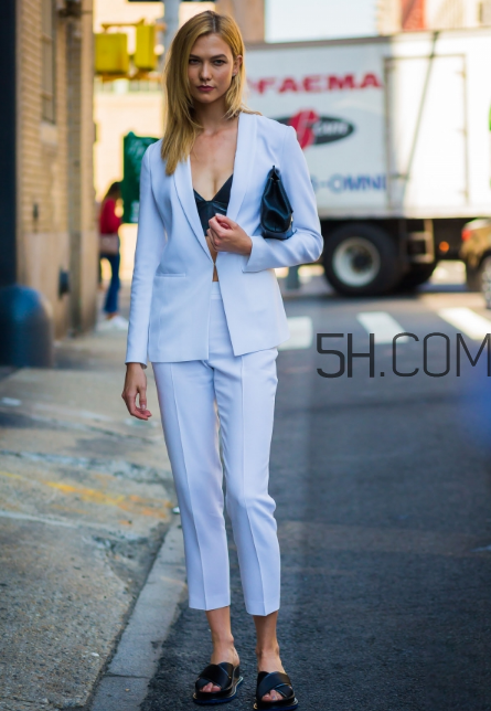 西装里面穿什么好看,卡其色西装里面穿什么好看 西装里面穿什么好看,卡其色西装里面穿什么好看