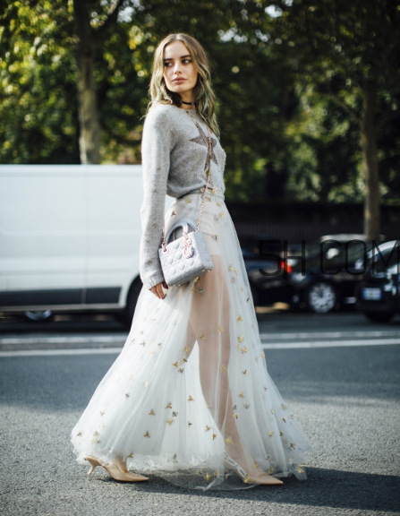 毛衣长裙怎么搭配,长款毛衣裙如何搭配