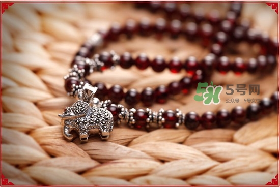 石榴石的功效和作用石榴石如何鉴别,石榴石的功效和作用是真是假