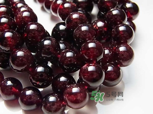 石榴石是怎样形成的,石榴石是什么材质做成的