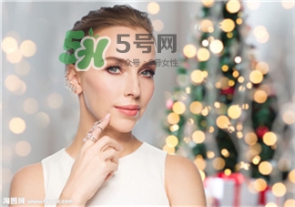 白色t恤染色了怎么洗掉,白衬衫染色怎么洗掉妙招