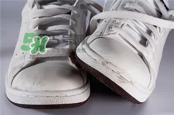 为什么白鞋子会变黄,白色鞋子为什么会变黄原理