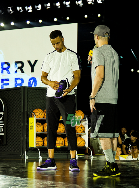 库里中国行红色球鞋