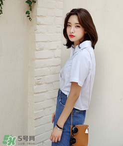 牛仔半身裙搭配什么上衣,牛仔半裙搭配图片秋冬
