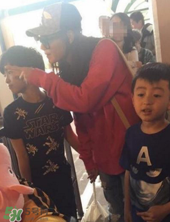 张柏芝lucas几岁,张柏芝带三个儿子去游乐场 Lucas近照越来越像谢霆锋