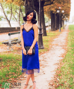 穿吊带裙里面应该穿什么内衣,穿吊带连衣裙里面穿什么内衣