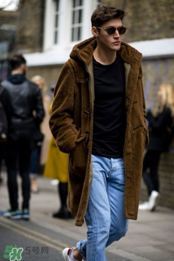 咖啡色外套搭配什么颜色裤子好看,咖啡外套配什么颜色裤子