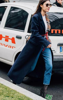 冬天白t恤怎么搭配,白色t恤搭配什么最好看