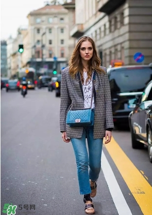 今年最流行牛仔裤的款式,今年流行什么颜色牛仔裤