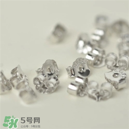 怎么摘耳钉后面的铁塞,耳钉后面的塞子怎么取下来