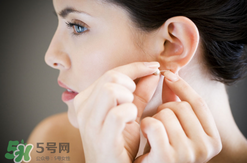 一次性耳钉怎么取下来图解,打的一次性耳钉怎么取下来