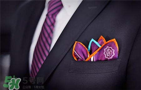 西装的口袋里的方巾怎么放的,西装口袋方巾叠法图片 西装的口袋里的方巾怎么放的,西装口袋方巾叠法图片