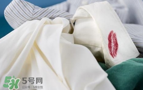 口红涂到衣服上怎么洗,口红弄在衣服上怎么洗干净 口红涂到衣服上怎么洗,口红弄在衣服上怎么洗干净