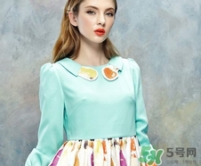 皮肤黑应该穿什么颜色的衣服显白,皮肤黑穿啥颜色衣服显皮肤白