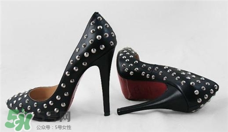 鞋底是红色的鞋子是什么牌子的,红底高跟鞋是什么品牌