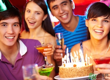 别人生日穿红色衣服合适吗,参加别人生日不能穿什么衣服