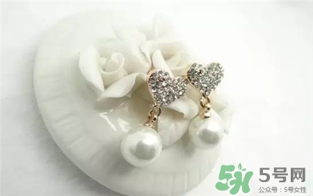 耳钉戴时间长了为什么会臭,耳钉戴一段时间就臭臭的