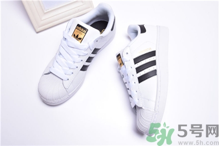 阿迪达斯贝壳头黑白和金标有什么区别,阿迪达斯黑色金标贝壳头有几个版本