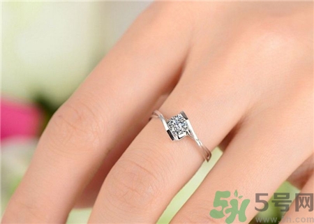 晚上睡觉能戴戒指吗,睡觉可以戴着戒指吗