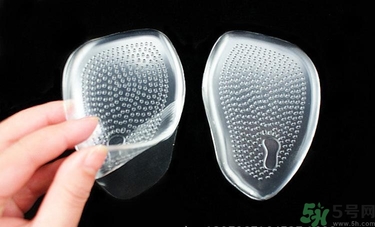 高跟鞋穿袜子太滑了怎么办,穿袜子穿高跟鞋如何防止脚底打滑