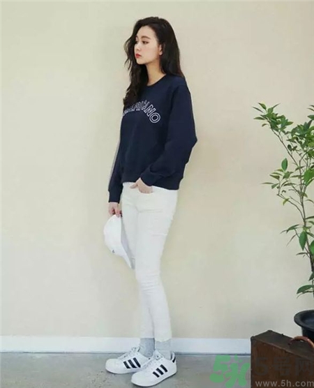 卫衣配什么裤子比较好看,卫衣配卫裤好看还是牛仔裤好看