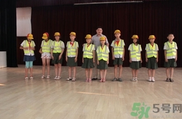 洗衣服荧光剂怎么清洗干净,衣服上的荧光粉怎么洗掉