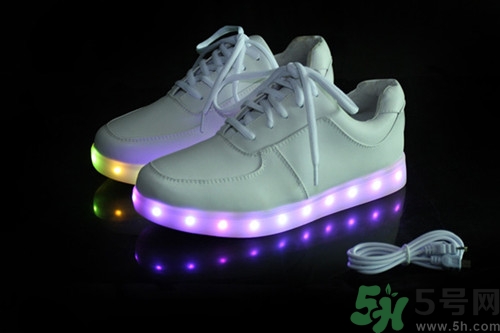 充电发光鞋安全吗,充电鞋充电时灯是怎样的 充电发光鞋安全吗,充电鞋充电时灯是怎样的