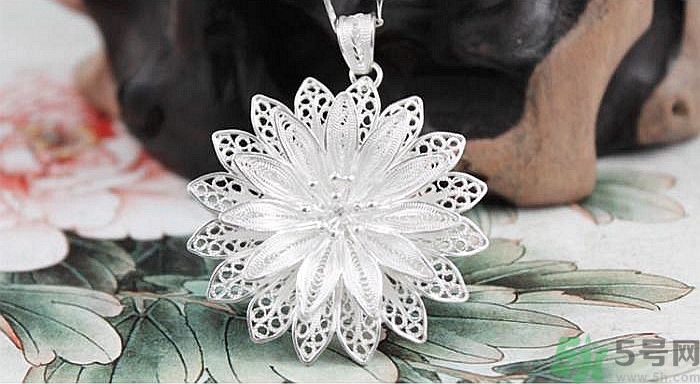 戴银子手镯有什么好处,佩戴银饰的好处和功效 戴银子手镯有什么好处,佩戴银饰的好处和功效