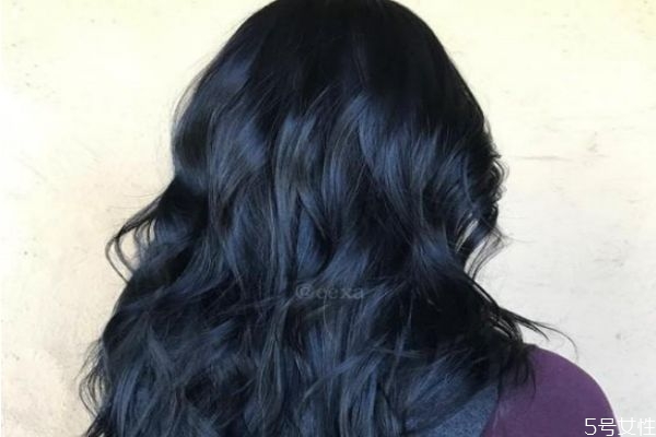 白头发不上色是怎么回事,皮肤黑头发染什么颜色比较显白?