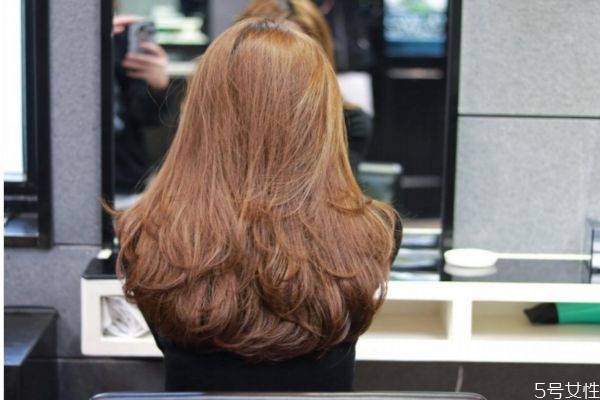 皮肤暗黄染什么颜色头发显皮肤白,脸黄染什么颜色的头发显脸白