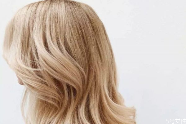 漂完头发是不是要吹干才能染,漂完头发后需要吹干再染发吗