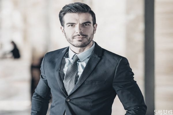 头发喷了定型水可以保持多久,头发喷了定型水能直接睡么