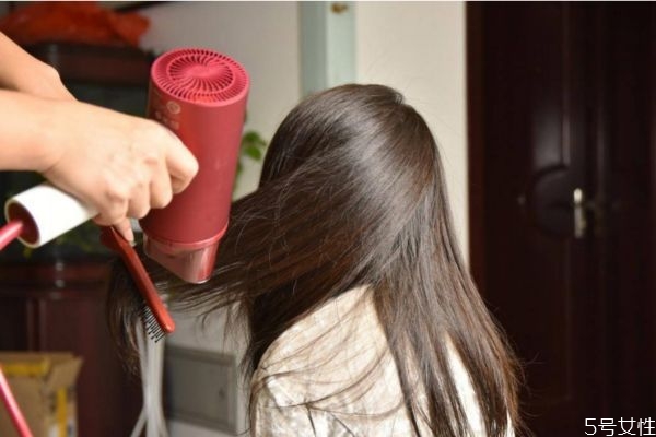 吹风机可以连续吹多长时间,吹风机最多能吹几分钟