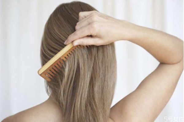 冬天头发起静电怎么办,冬天头发静电怎么回事