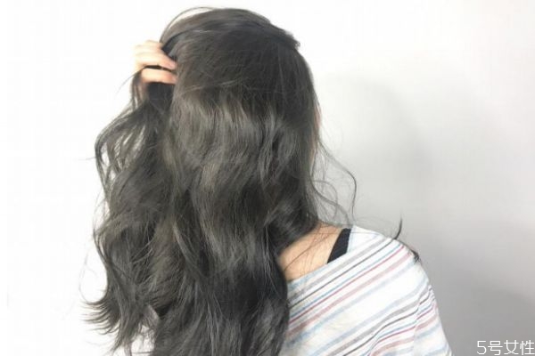 染发后怎样洗头不掉色,染头发后怎样洗头不掉色