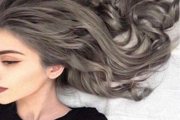 可以同一天染发和烫发吗,烫头发和染头发可以同一天进行吗 可以同一天染发和烫发吗,烫头发和染头发可以同一天进行吗