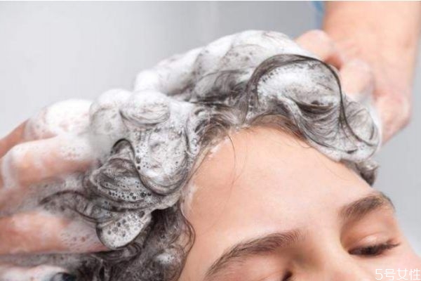 如何正确洗头发不掉发,如何正确洗头去屑 如何正确洗头发不掉发,如何正确洗头去屑