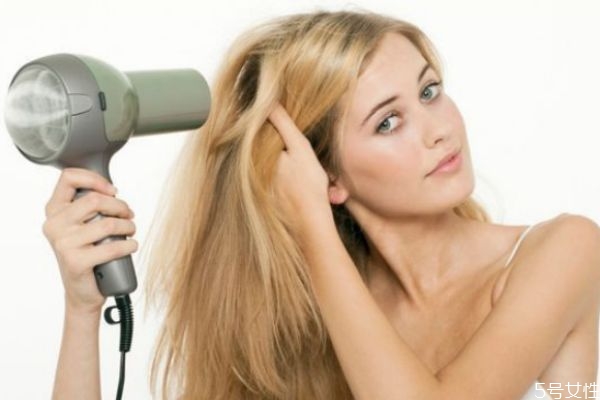 头发如何不贴头皮,吹头发可以吹头皮吗